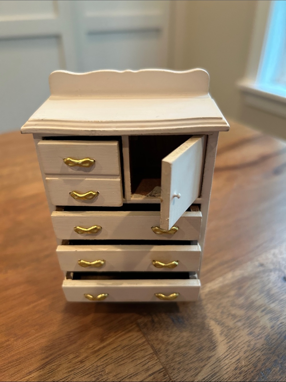 Vtg White Child’s Bedroom Set, Lot of 5 Dollhouse Furniture - Picture 8 of 9